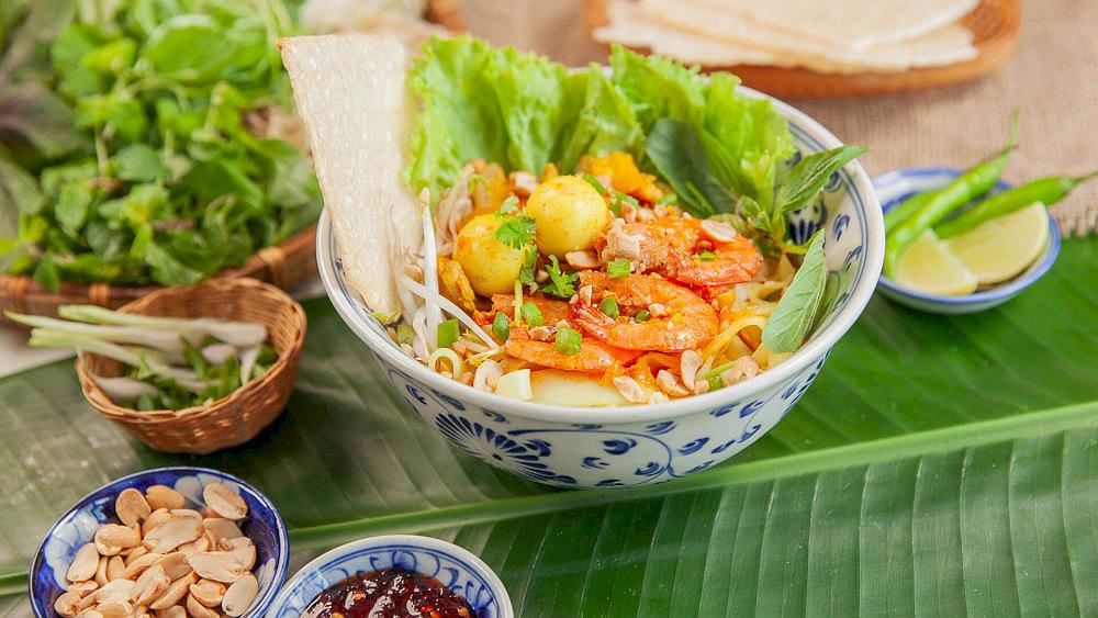 Food aficionados can't miss out on Quang noodle during your visit to Hoi An night market